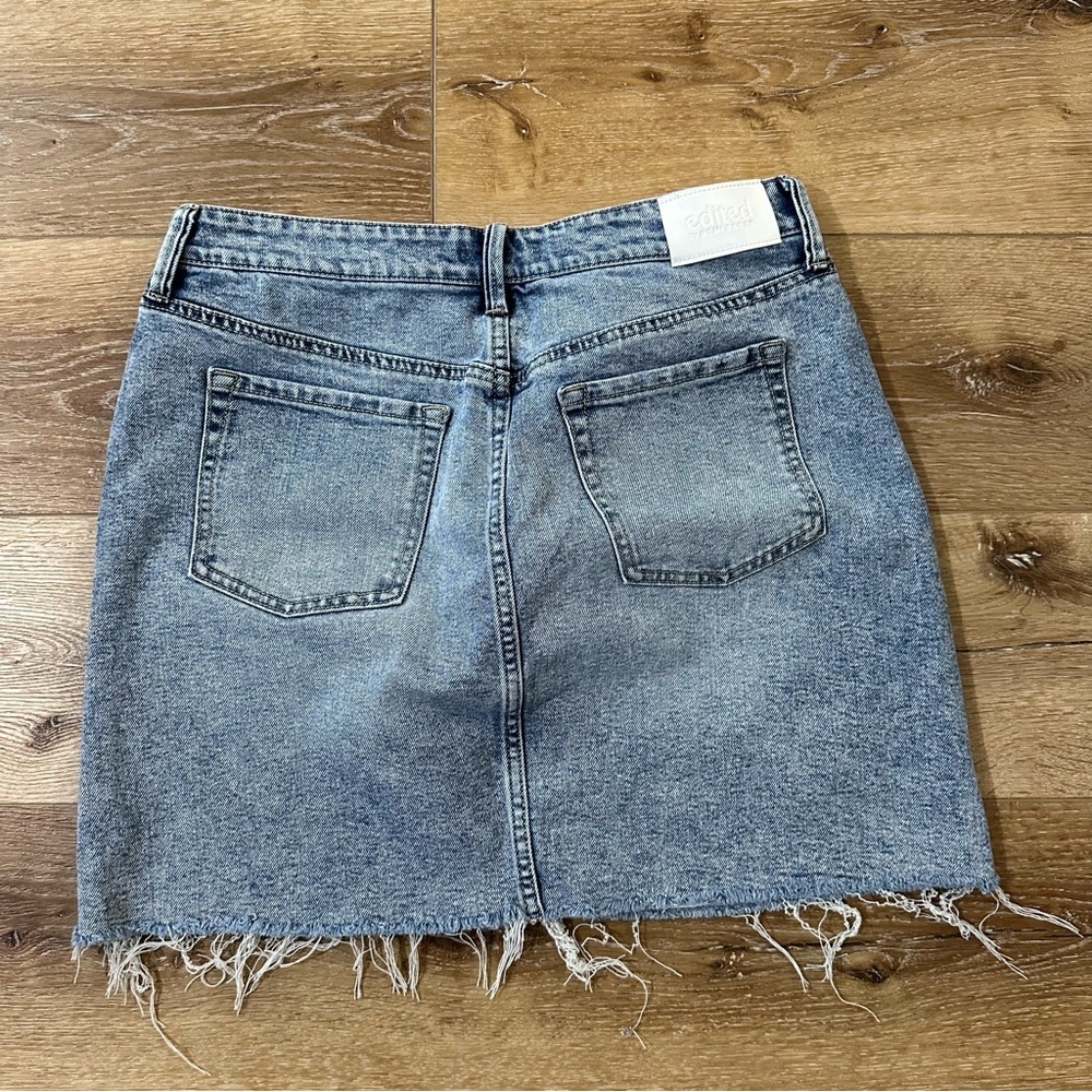 Edited by Remi Bader Women’s Light Wash Frayed Hem Denim Skirt Sz 10 GUC - Picture 9 of 9